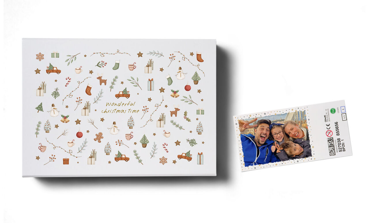 Weihnachtlich gestaltete Klappbox mit kleinem Kärtchen mit enthaltenem Puzzlemotiv