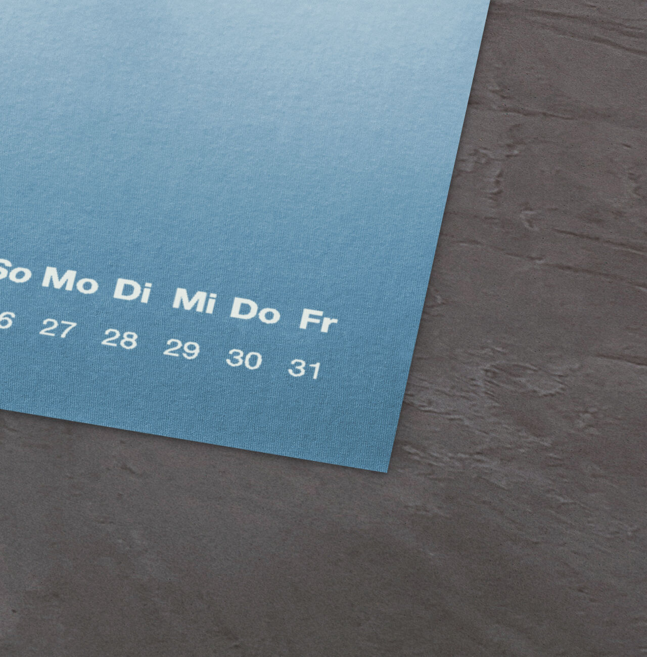 Ein kreativer Kalender mit einem sanften Farbverlauf und einem klaren Layout für die Tage des Monats.