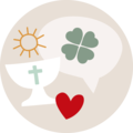 Symbolische Gestaltung mit Kreuz, Herz, Kleeblatt und Sonne auf hellem Hintergrund